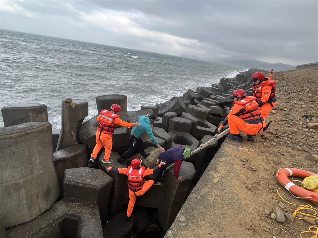 林口外海舢舨翻覆，2人上岸獲救、台籍船長落海仍失蹤。圖／海巡署提供