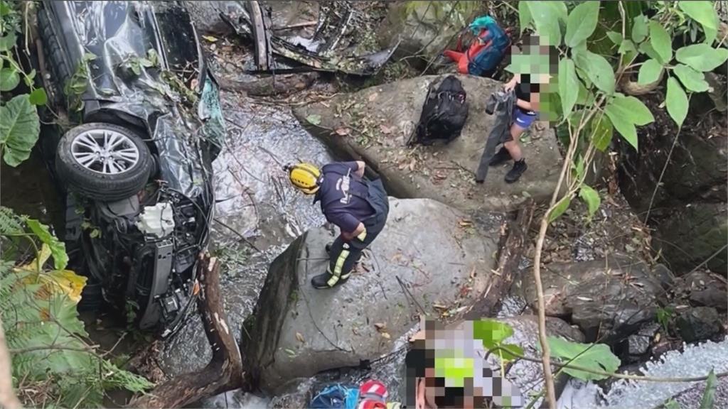 疑精神不濟釀禍！女載德國友人出遊 車墜15公尺深山谷
