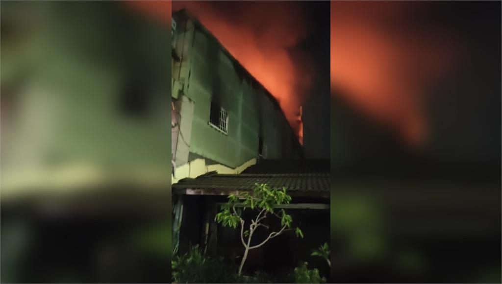 雲林修車廠凌晨驚傳火警　警消鋸開鐵門搶救