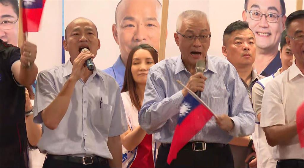 韓國瑜和吳敦義兩人在「換瑜說」後首度同台，揮國旗高聲歌唱。圖：台視新聞