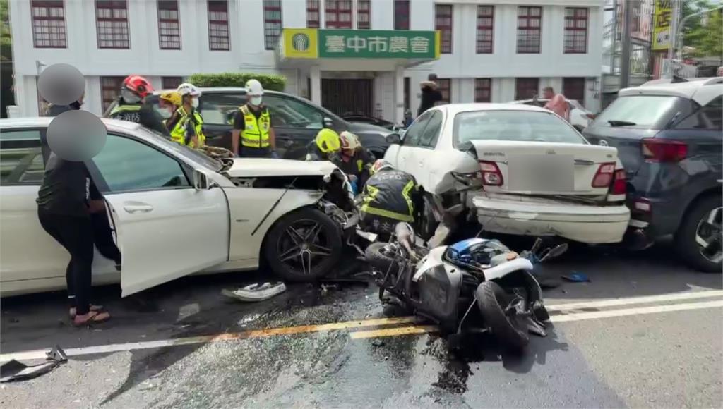 台中豐原「7車連環撞」車禍多人受傷！ 1騎士遭夾傷勢嚴重送醫不治