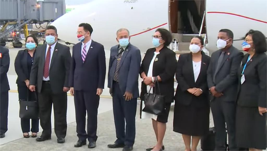 馬紹爾群島共和國總統柯布亞伉儷（右4、右5）受邀率團訪台。。圖／台視新聞