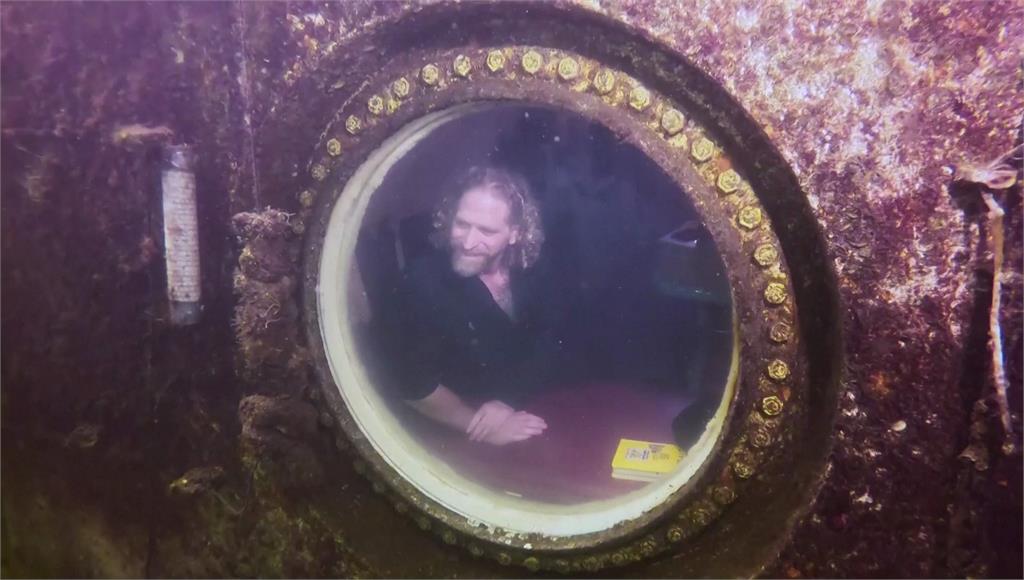 美國生物醫學教授約瑟‧迪圖里（Joseph Dituri）打破在水底下生活沒有減壓設備的最久紀錄。圖／路透社