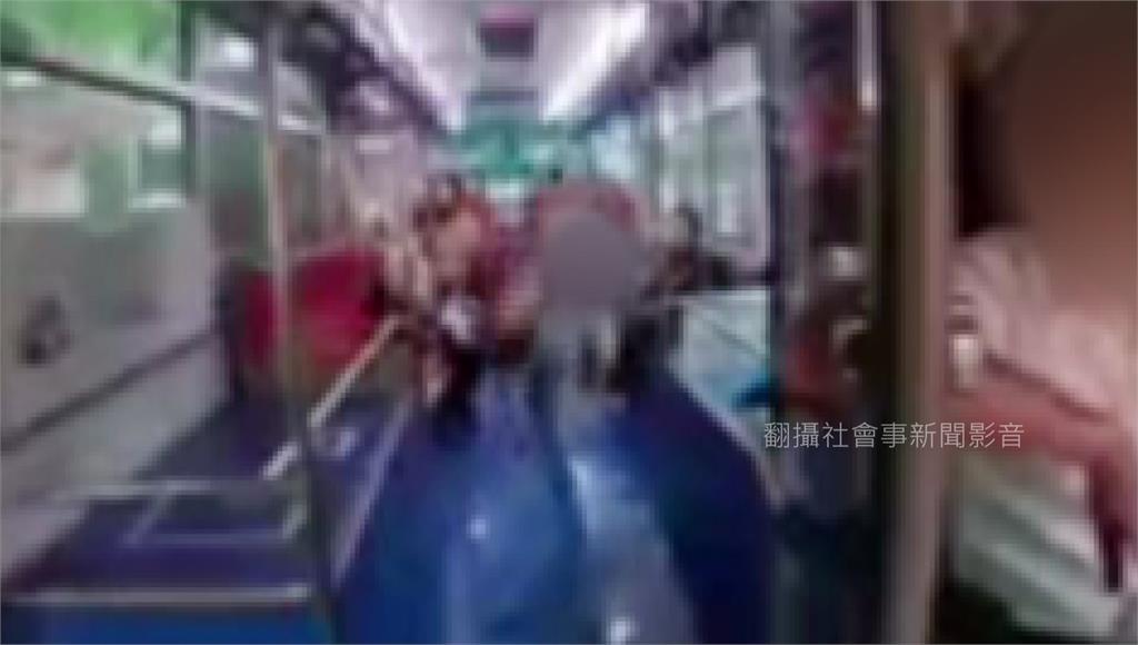 白衣男上公車慘摔，向司機討1千元掛號費。圖／翻攝自社會事新聞影音