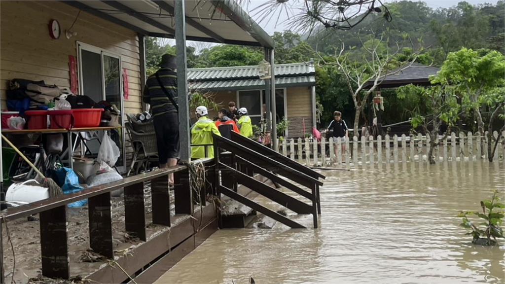 強降雨襲竹縣釀災 北埔、峨眉一帶淹水「水深大腿高」多人一度受困