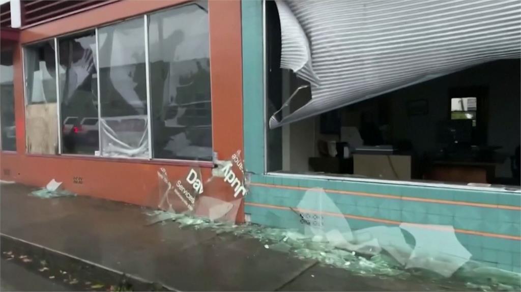 建築玻璃被震碎。圖／路透社