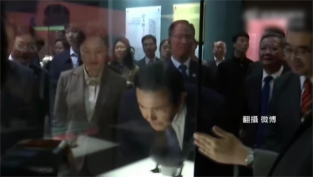 前總統馬英九參觀博物館不慎頭撞玻璃。圖／翻攝自微博