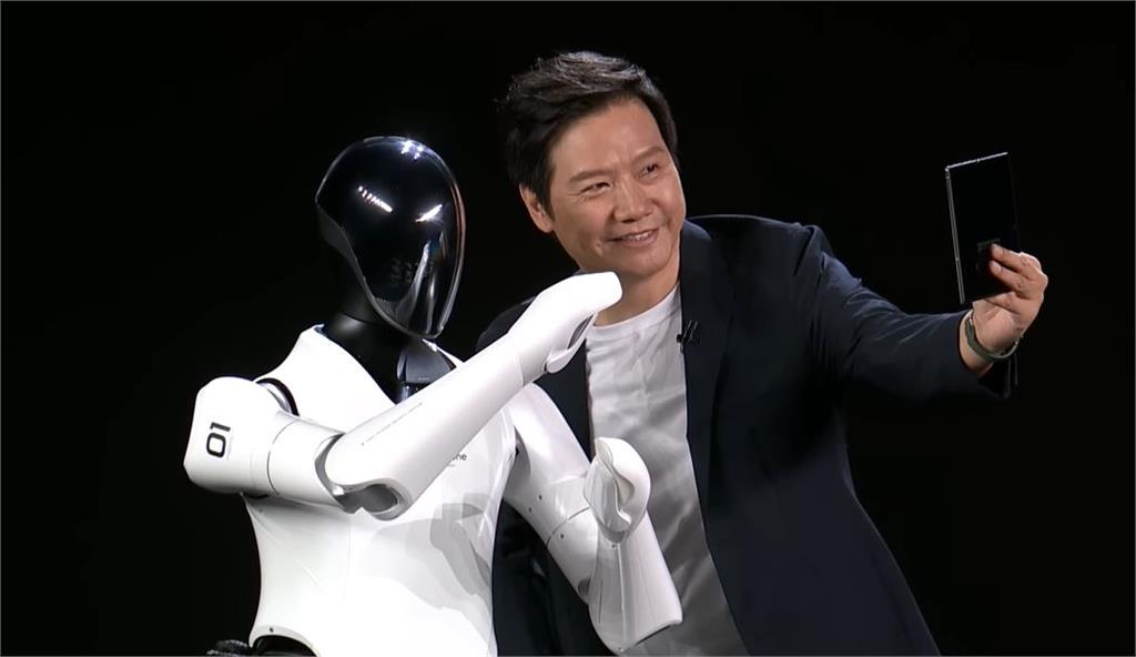 小米首款人形機器人CyberOne「鐵大」。圖／翻攝自YouTube@Xiaomi