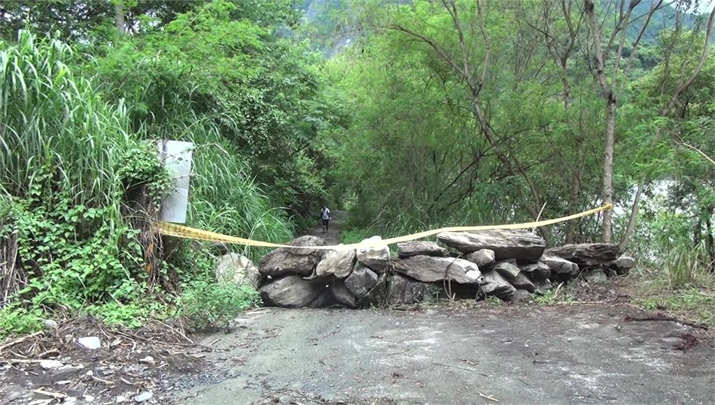 花蓮西林村村民堆巨石擋住通往野溪道路，拒絕外人入內。圖／台視新聞