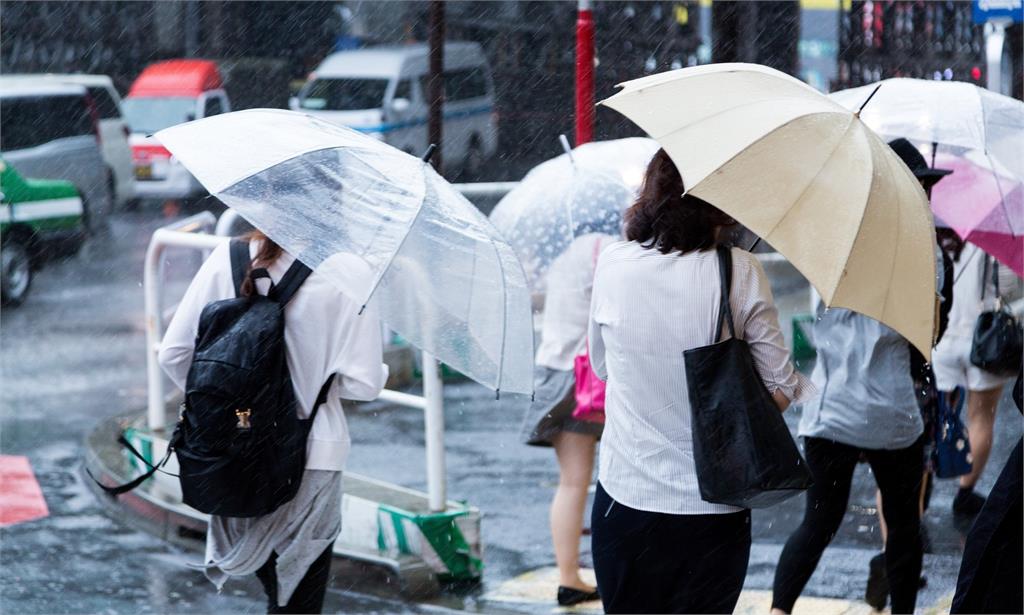清明時節雨紛紛，受東北季風影響，雨勢會持續到下週二。圖：翻攝pakutaso（示意圖）