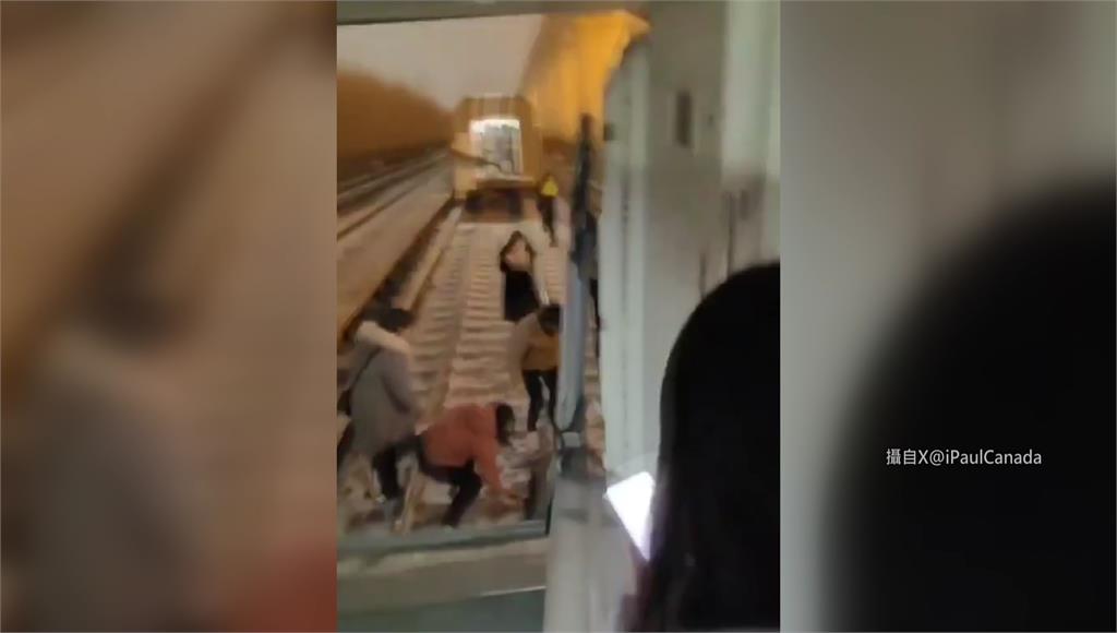 中國北京地鐵驚傳列車車廂斷裂。圖／翻攝自X@iPaulCanada