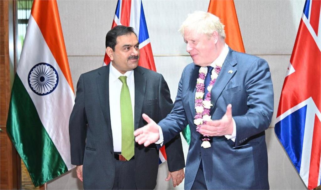 今年四月，英國首相強森前往阿達尼集團總部，與阿達尼會面。圖／翻攝自Twitter@gautam_adani