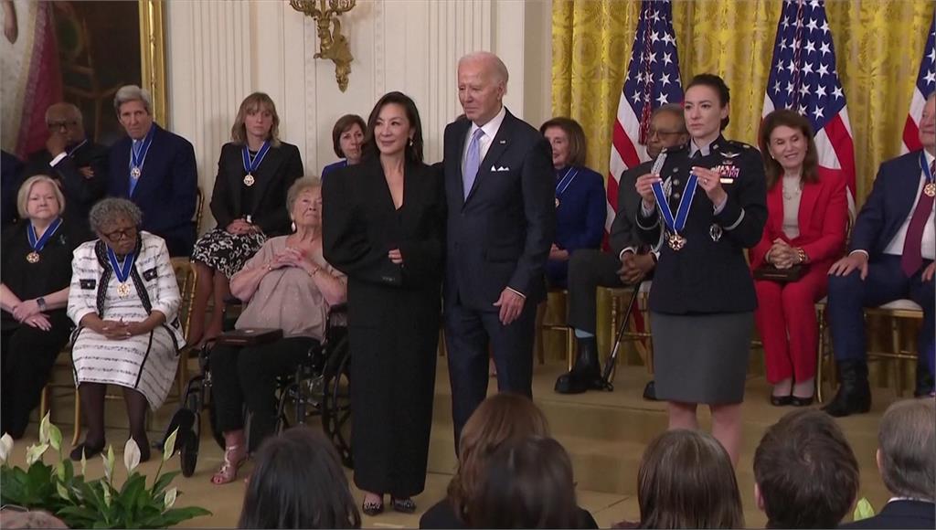 拜登讚打破刻板印象 楊紫瓊獲美國「總統自由獎章」