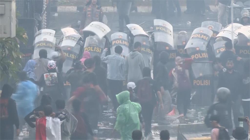 國會自肥引爆全國抗議，外送員之死火上澆油。圖／畫面攝自AP