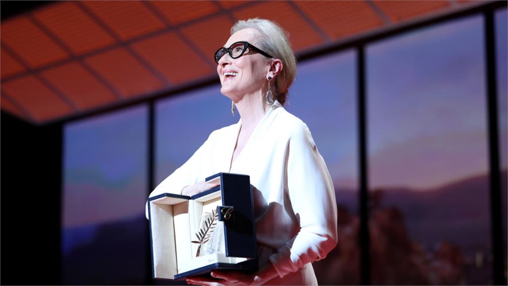 梅莉史翠普獲頒坎城影展終身成就獎。圖／翻攝自X@Festival_Cannes