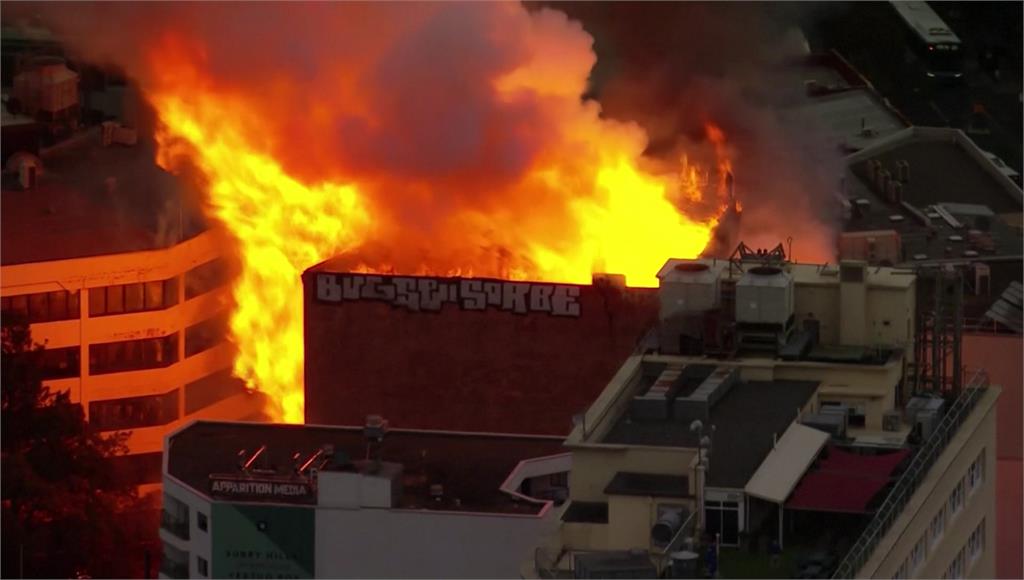 圖／雪梨市中心大樓失火「燒成空心」 外牆崩塌、驚人火舌畫面曝光