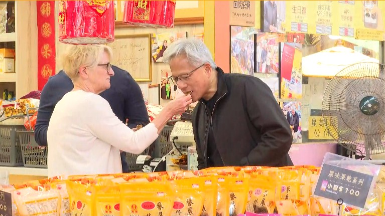 黃仁勳再訪蜜餞愛店掃貨！妻Lori貼心「投餵」試吃 甜蜜互動閃瞎粉絲