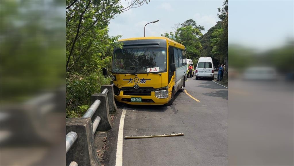 北市公車疑打滑自撞護欄 15乘客受傷
