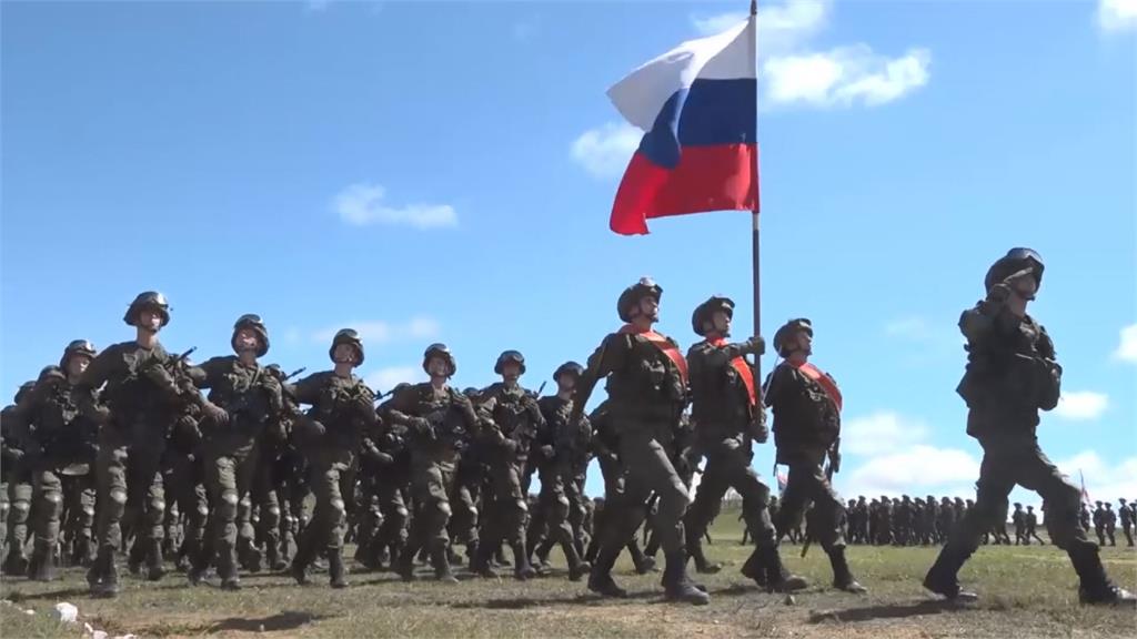 俄羅斯與中國在遠東地區舉行聯合軍演，大秀軍事肌肉。圖／畫面攝自AP