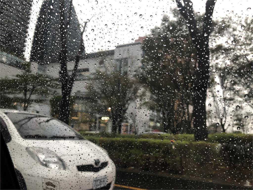 全台有雨，且越晚越冷。圖：胡立夫 攝