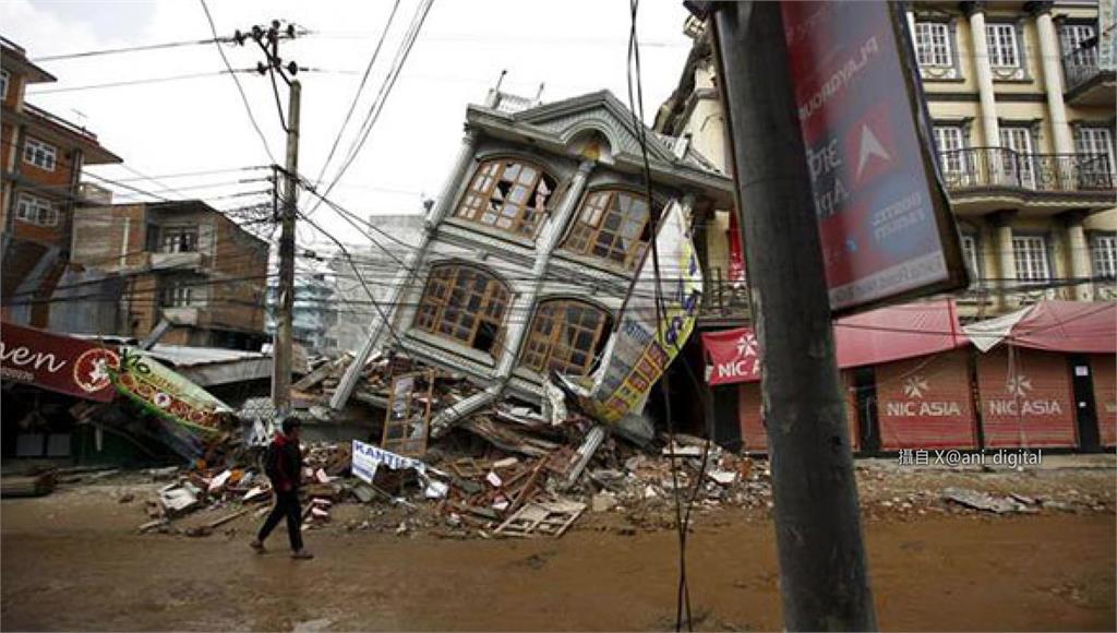 尼泊爾西部發生規模6.4強震，房屋倒塌。圖／路透社