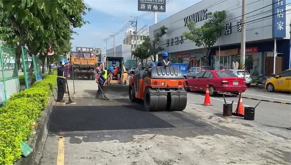 馬路天坑吞車 一夜搶修開挖回填修復完畢