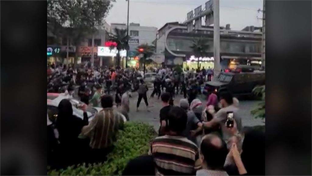 伊朗反頭巾示威。圖／路透社、美聯社（資料畫面）