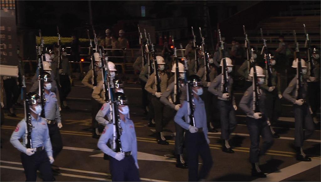 今天凌晨三軍儀隊在總統府前進行國慶演練。圖／台視新聞
