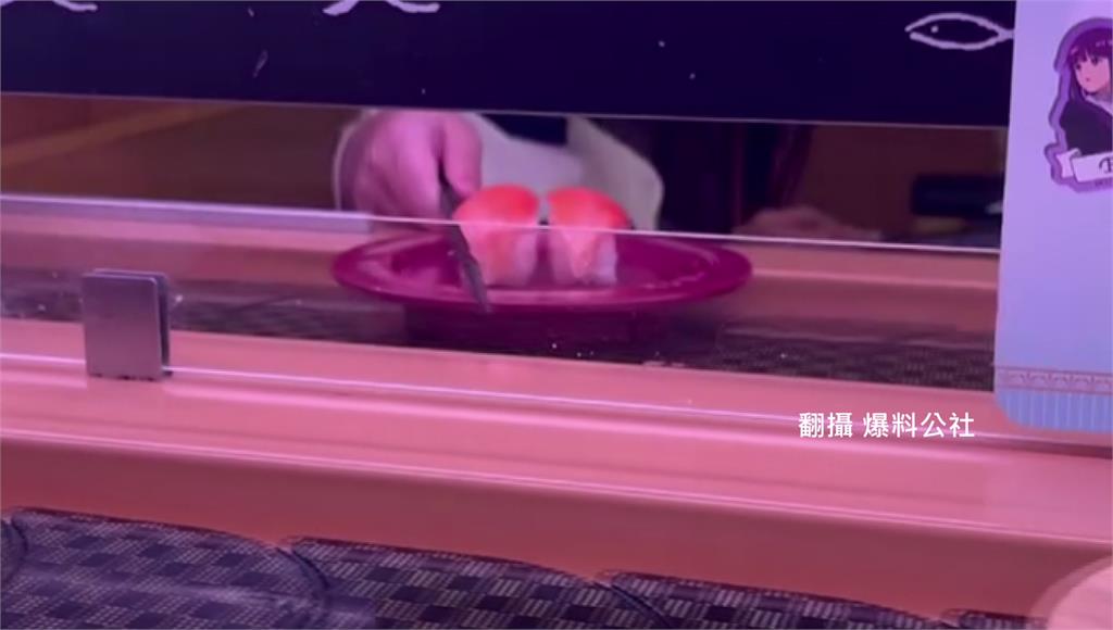 一名孩童以筷子阻擋迴轉台上的壽司，引發衛生疑慮。圖／翻攝自爆料公社
