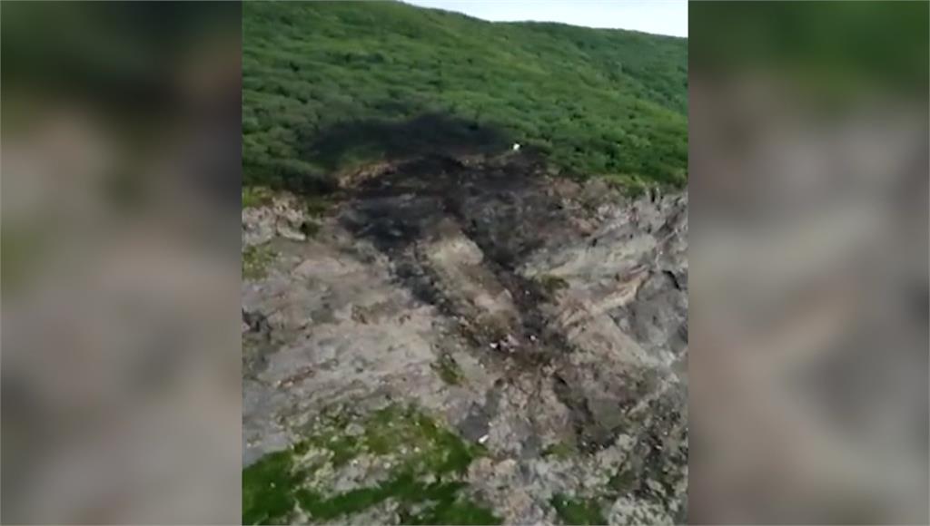 俄羅斯客機墜毀燒到焦黑。圖／翻攝自AP Direct