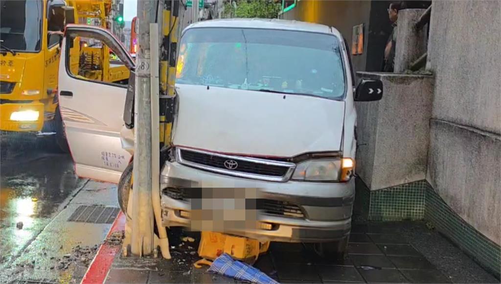 木柵廂型車衝人行道 夫妻遭撞、駕駛傷重不治