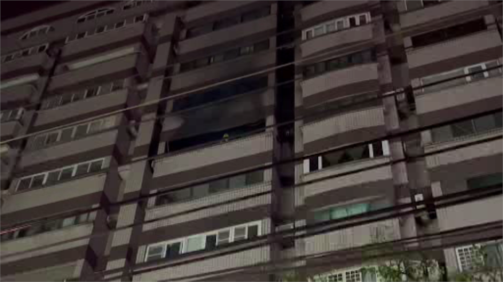 新北市八里一棟公寓大樓發生氣爆。圖／台視新聞