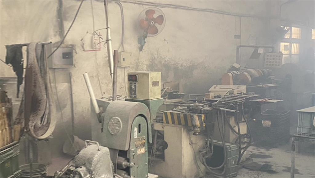 彰化福興鄉一家自行車鐵管研磨工廠發生粉塵爆炸事件，3名員工燒燙傷，。圖／台視新聞