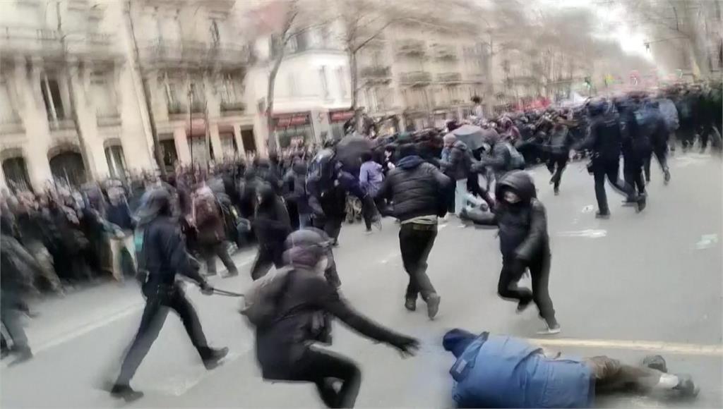 法國街頭掀起罷工抗議。圖／美聯社、路透社