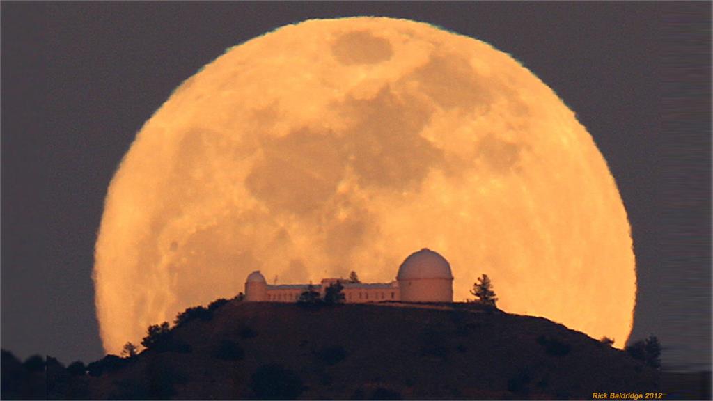 今年最大滿月將發生14日凌晨，這也是今年最後一次超級滿月。圖／台北天文館
