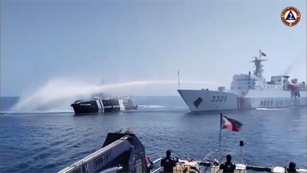 中國的大型海警船不斷朝菲律賓的公務船發射水砲。圖／APTN、路透社