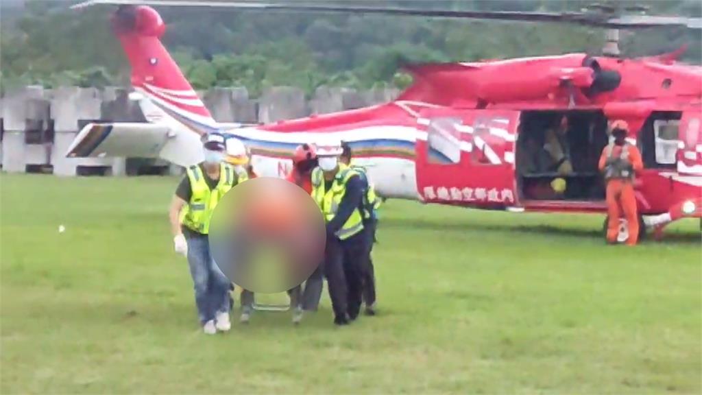 警消人員出動直升機吊掛，協助傷患離開山區。圖／台視新聞