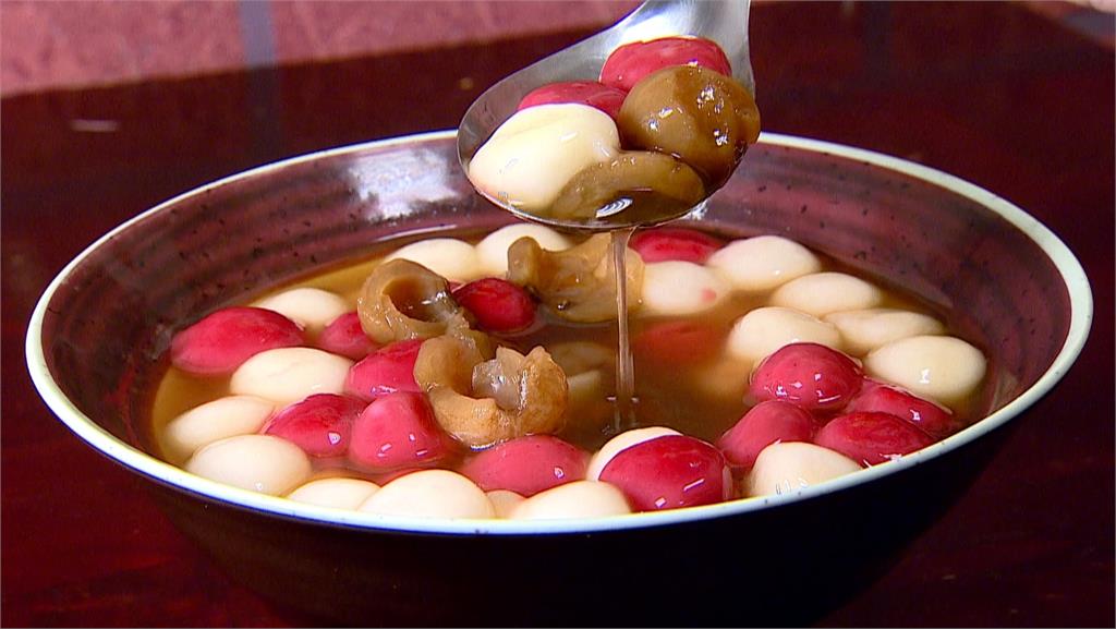紅白湯圓搭配桂圓和紅棗，浸潤在琥珀色糖漿中。圖：台視新聞