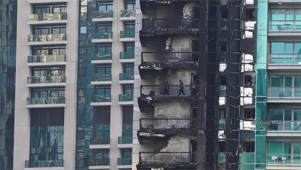 杜拜一棟35層住宅大樓發生嚴重火警，從上到下被燒得焦黑。圖／AP Direct