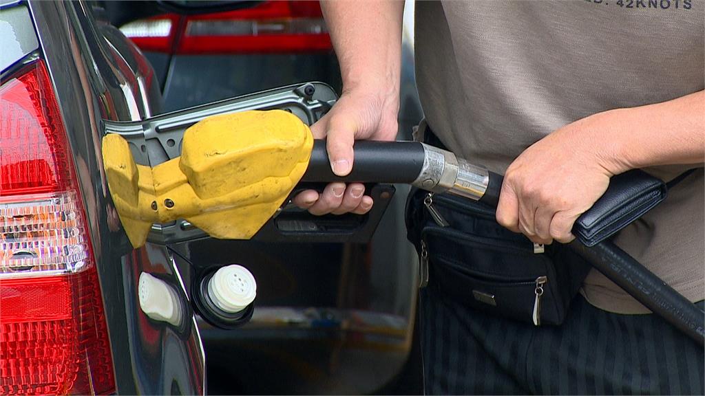 中油宣布，明日起國內汽、柴油各調降0.1元。圖／台視新聞