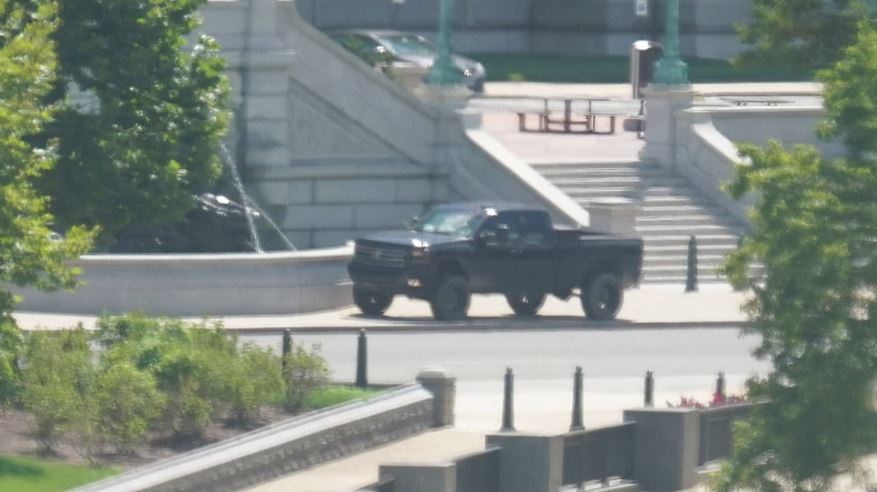 嫌犯駕駛1輛黑色皮卡停在國會圖書館人行道上。圖／翻攝自AP direct