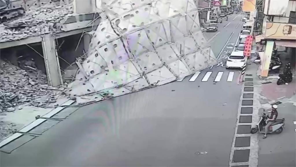 差1秒與死神擦肩！台南工地鷹架被強風吹倒 路人嚇壞拔腿狂奔