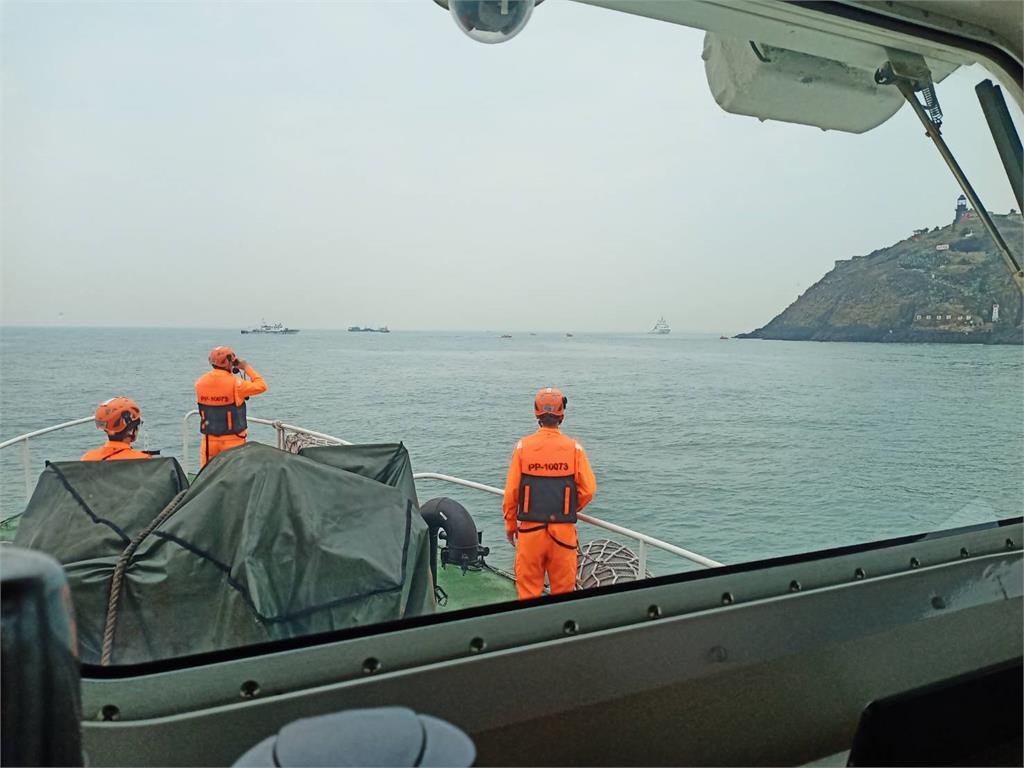 中國籍漁船於金門外海翻覆。圖／海巡署提供