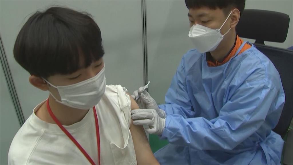 南韓開放高三考生接種疫苗。圖／翻攝自AP Direct