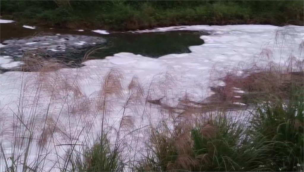 才發生油污染！基隆河上游變「泡泡河」 八堵抽水站暫停抽水