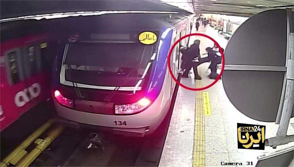 伊朗女子遭抬出地鐵車廂外。圖／路透社、CNN
