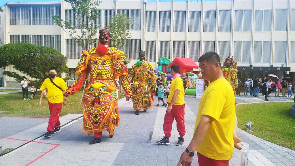 活動現場神將巡遊吸引超過3千名民眾到場共襄盛舉。圖／新北市政府提供