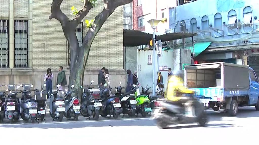 總統府三號門斜對面 單車男突亮刀遭警壓制