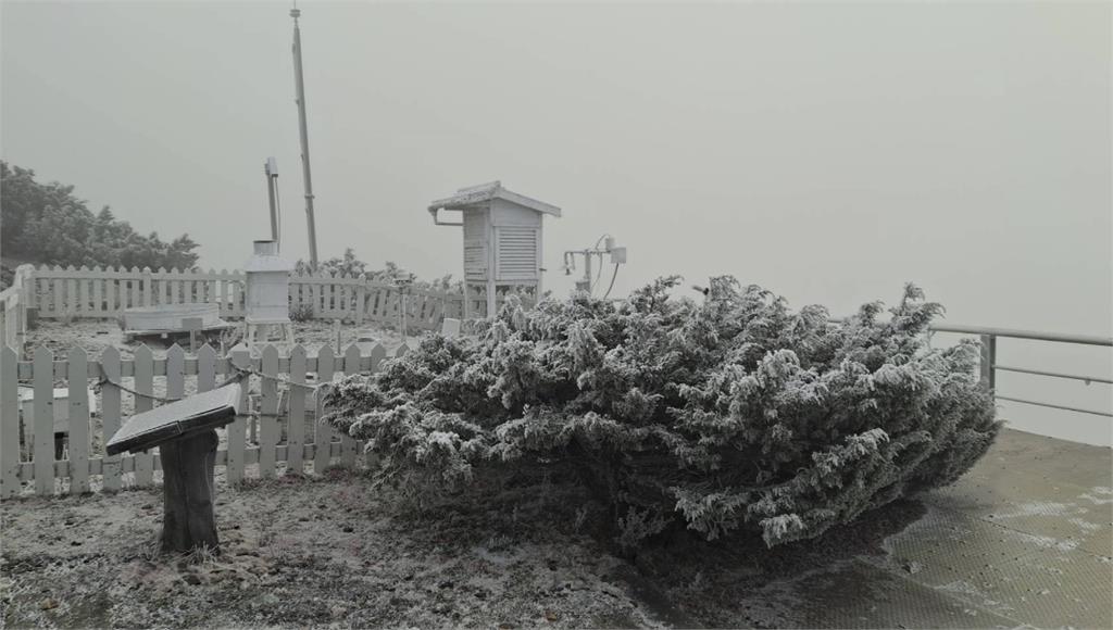 大陸冷氣團+水氣足 玉山北峰清晨降雪了！