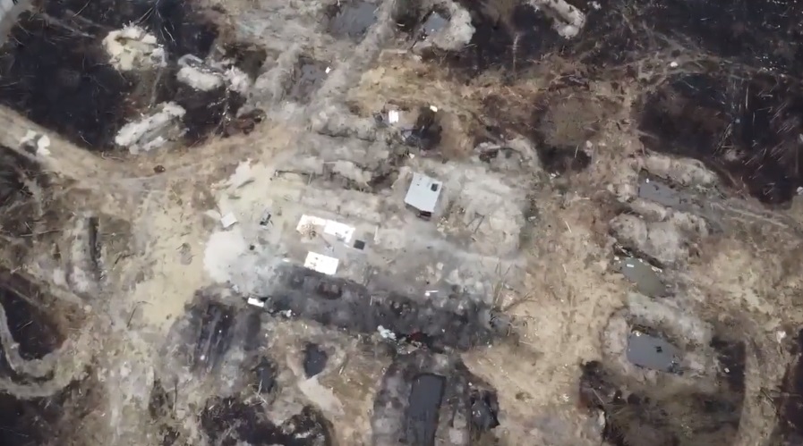 烏克蘭的空拍影片顯示，俄軍在「紅色森林」挖壕溝。圖/翻攝自Telegram